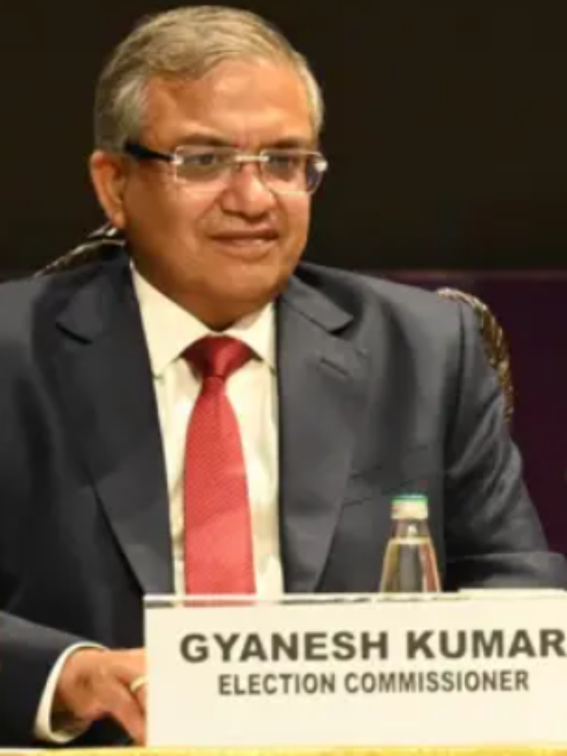 रोहतगी के मुताबिक, Election Commission के भीतर अलग-अलग राय सामने आना अपने आप में गलत आचरण साबित नहीं करता।