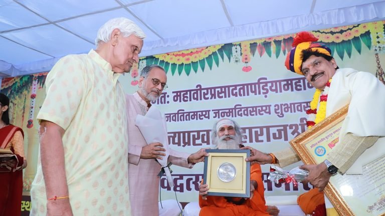 कुलपति प्रो. मुरलीमनोहर पाठक को ‘कुलपति शिरोमणि सम्मान’, अकादमिक उत्कृष्टता एवं भारतीय ज्ञान परंपरा के संवर्धन का राष्ट्रीय अभिनंदन